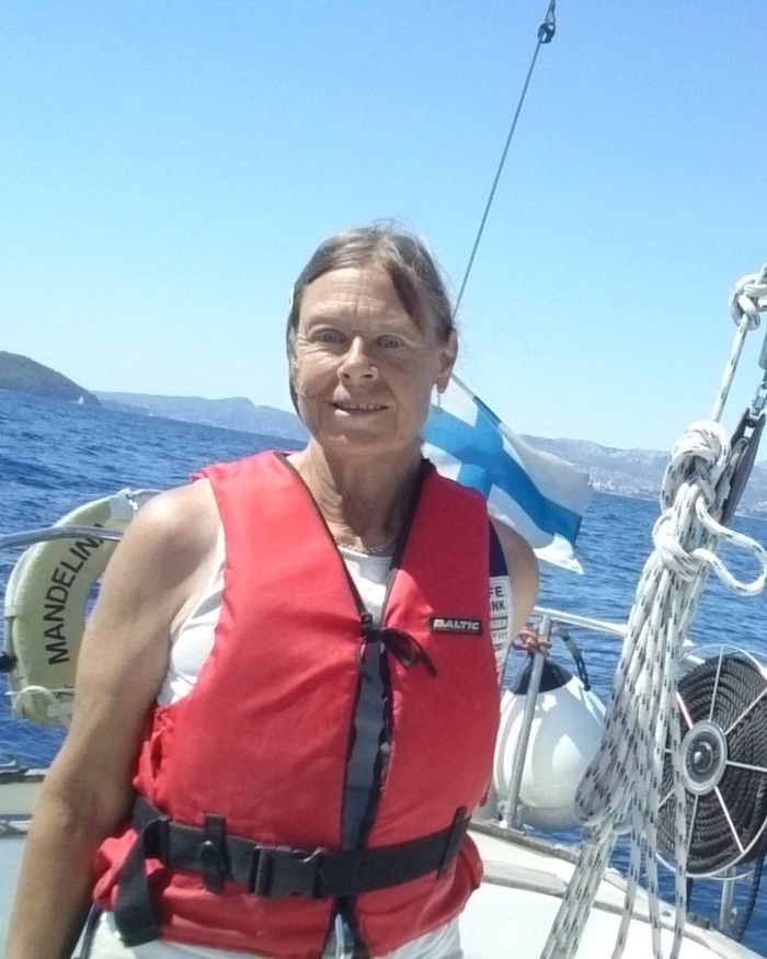 Riitta Airos Mandelinan kannella Välimerellä.